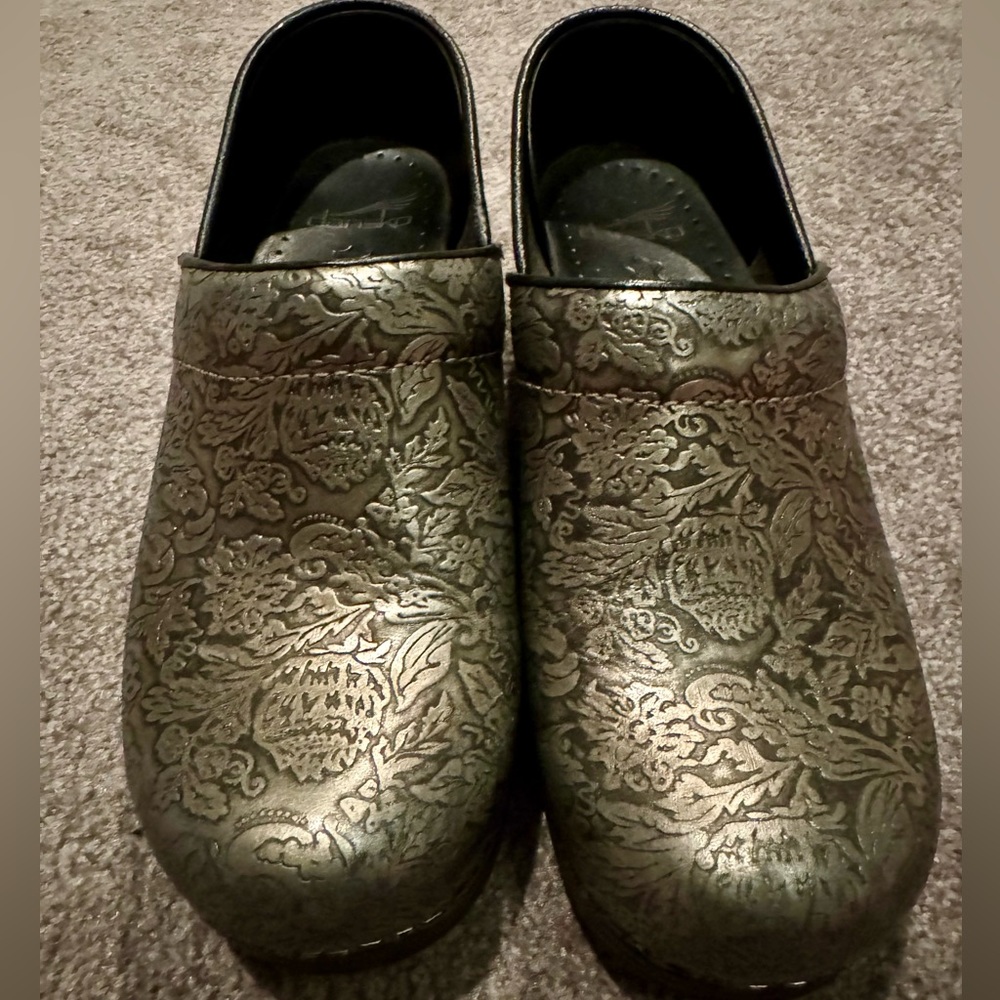 Dansko clogs. Good used condition. Silver/grey toole design.